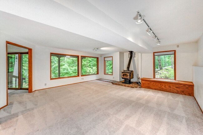 Building Photo - Great Home Tucked Away in Mirrormont on Tiger Mountain