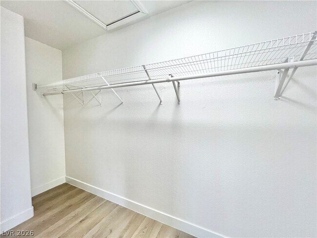 Building Photo - 1705 Encarta St