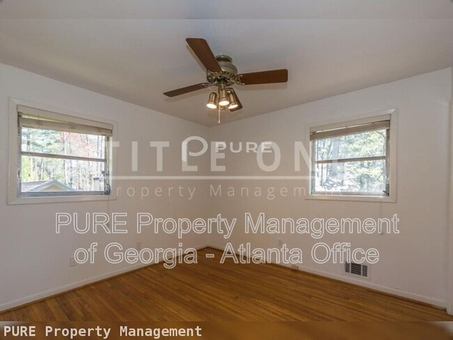 Building Photo - 2435 Woodacres Rd NE