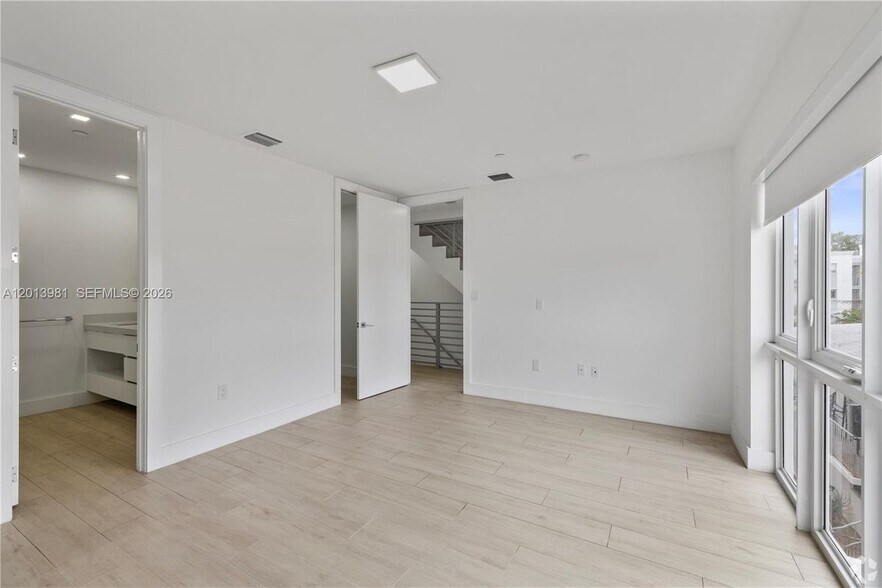 Building Photo - 434 SW 10th St