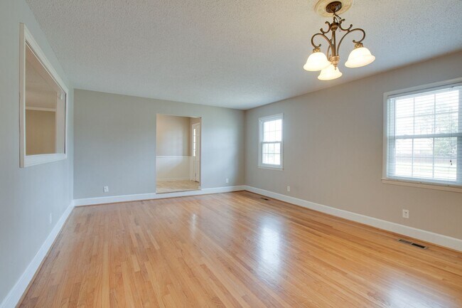 Building Photo - 2107 Edinburgh Dr SW