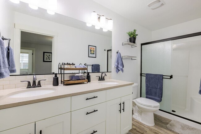 Building Photo - Charming Redmond Craftsman Retreat – Stylish 3-Bed, 3-Bath Home with Community Amenities