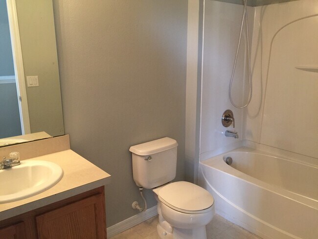 Building Photo - Gorgeous Townhouse in the heart of Avalon ...