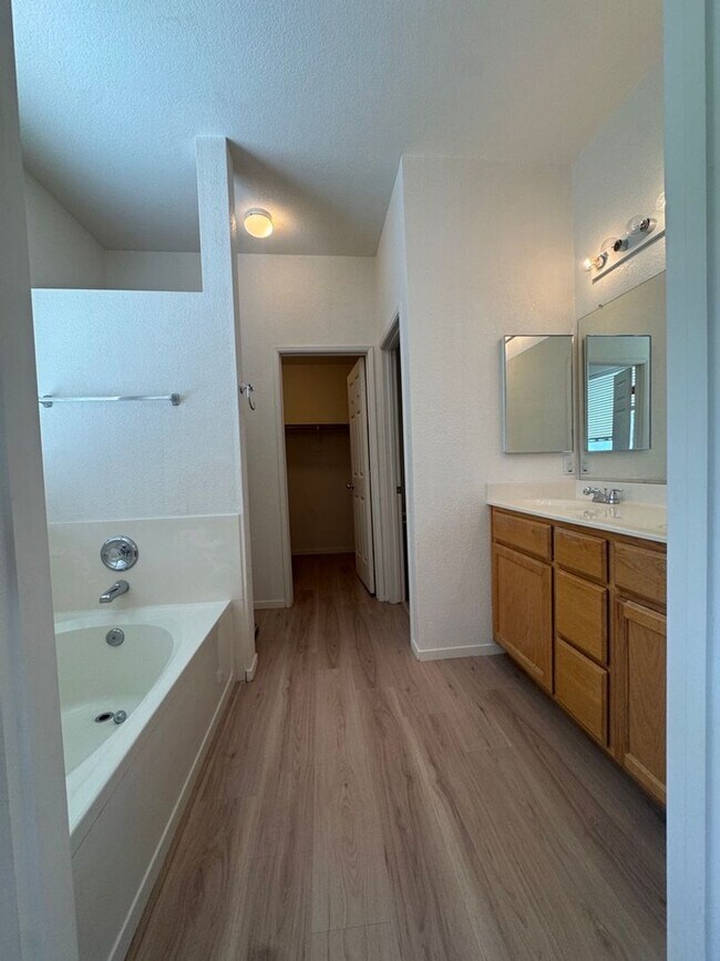 Building Photo - Beautiful 4BD, 2.5BA Home in a Great Location!