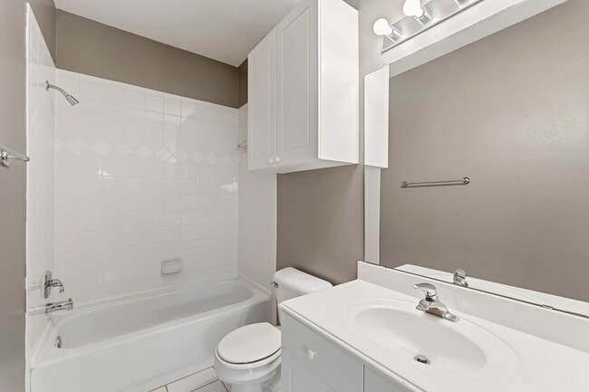 Building Photo - 827 Rosine St