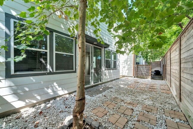 Building Photo - 9551 Neuens Rd