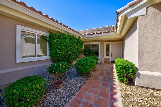 Building Photo - 38537 Fallbrook Ave