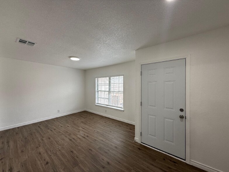 Building Photo - 6614 Robin Forest