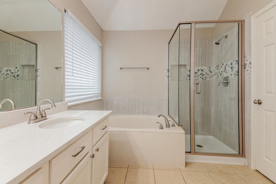 Building Photo - 327 Stately Oak Ln