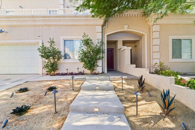Building Photo - SW!!!  Pool!!! With jets!! Low Maintenance...