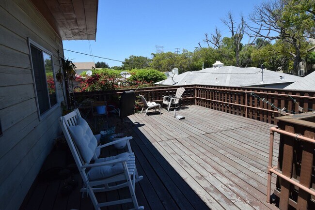 Building Photo - 605-609 North Hollywood Way