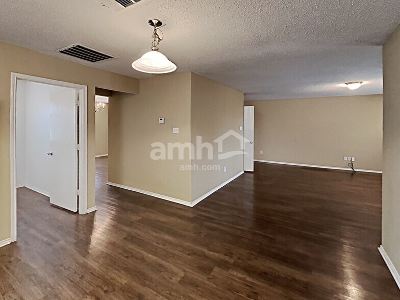 Building Photo - 1409 Prairie Dr