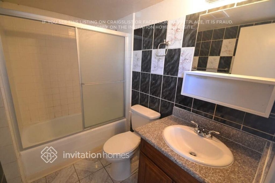 Building Photo - 6116 W Claremont St