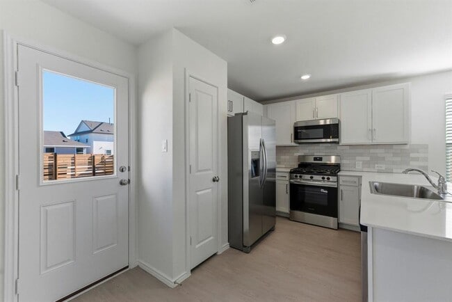 Building Photo - 385 Keefer