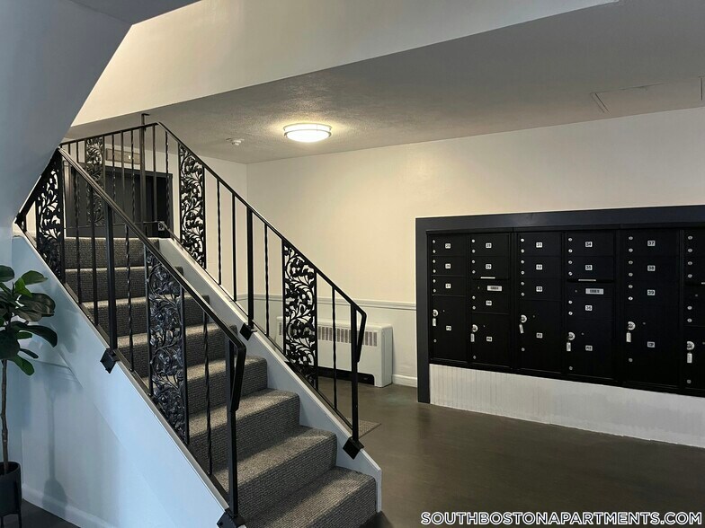 Building Photo - 740 E 7th St