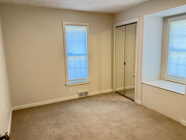 Building Photo - Charming 2 BR 1.5 bath house near ISU