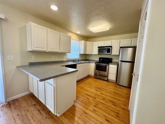 Building Photo - 3 Br. 2 1/2 Ba. Town House Near Mileground/Airport Rd - Available 8/05/2026