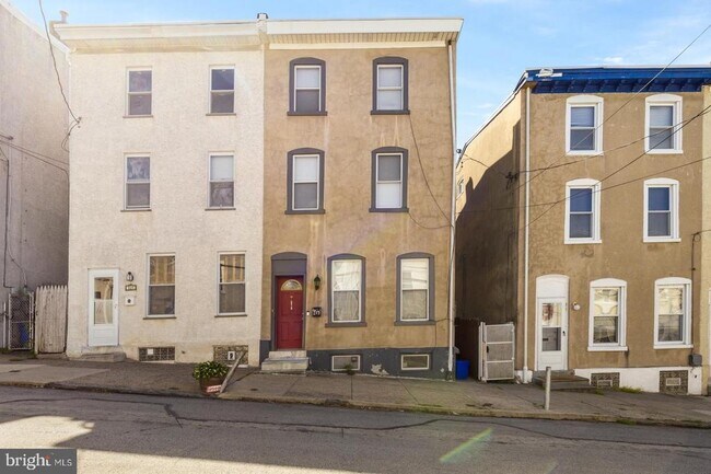 Building Photo - 219 Dupont St