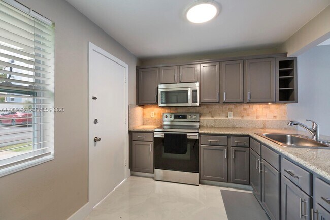 Building Photo - 1351 NE 191st St