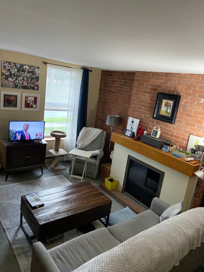 1 Bedroom Living Room 5 - 112 US Oval