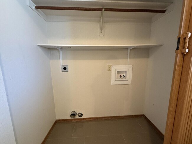 Building Photo - 2 bed 2.5 bath great location BHCRENT.COM to schedule a viewing