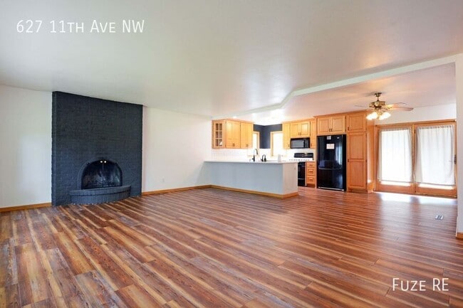 Building Photo - 627 11th Ave NW