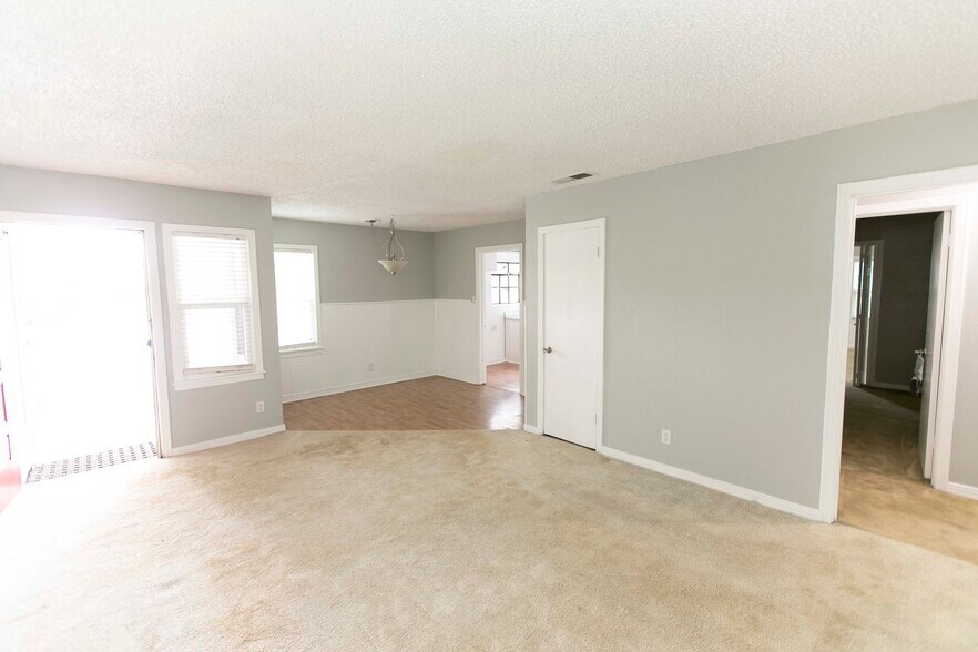 Dining area - 7459 Mohawk Ave