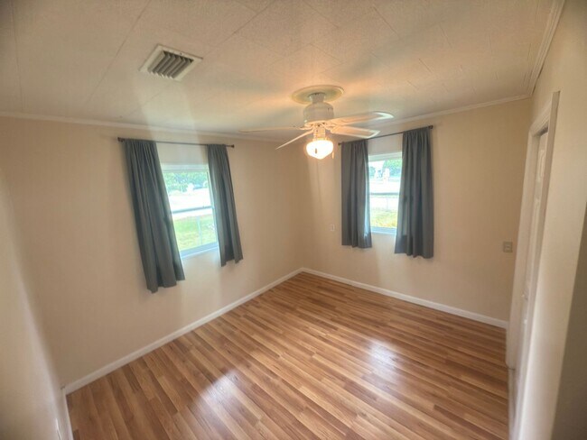 Building Photo - Charming 3-Bedroom Home + Bonus Room in Prime Niskayuna Location!