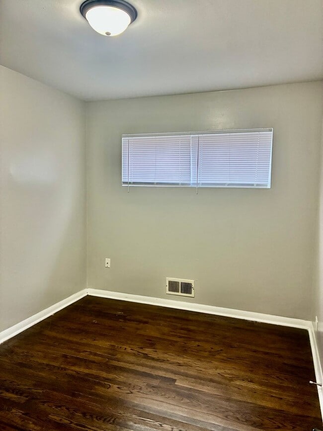 Building Photo - Gorgeous 3bed 1bath Single family house