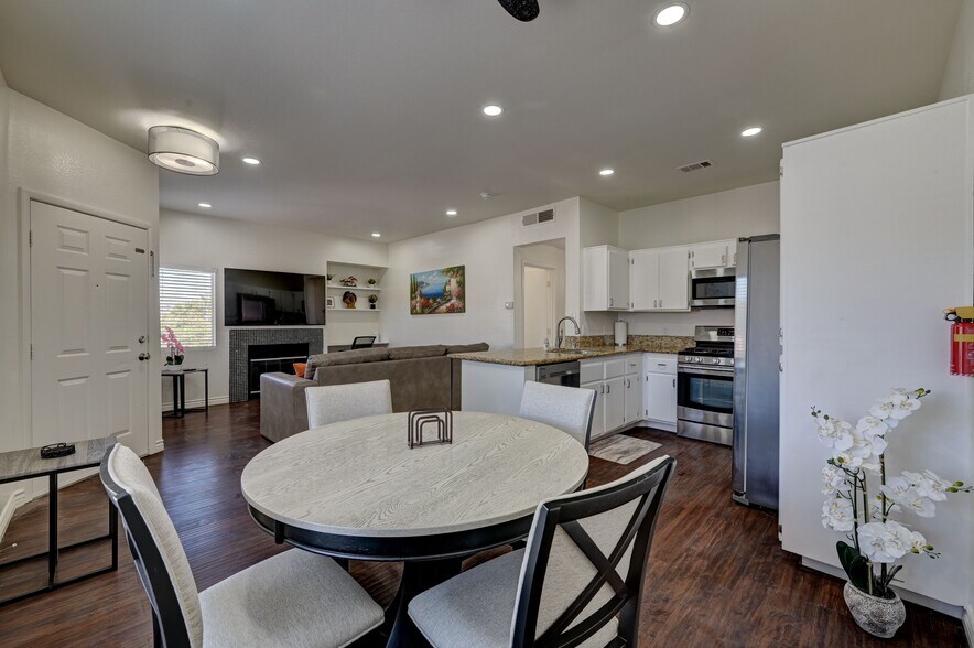 Building Photo - 251 S Green Valley Pky