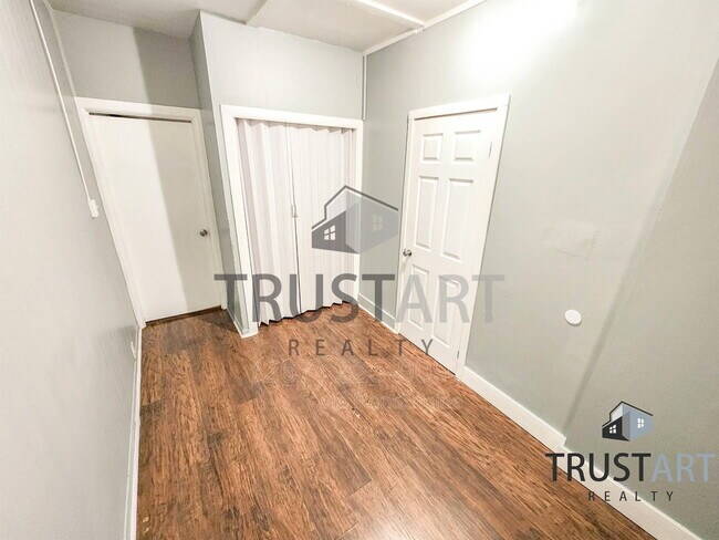 Building Photo - 1347 Sellers St