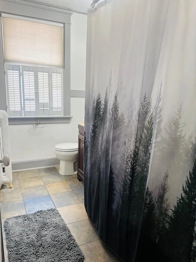 Building Photo - 226 Walnut St