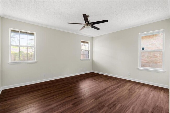 Building Photo - 2501 Redleaf Ln