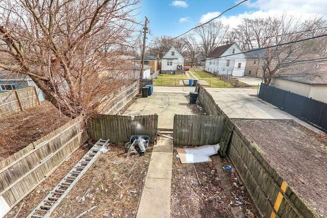 Building Photo - 8807 S Lowe Ave