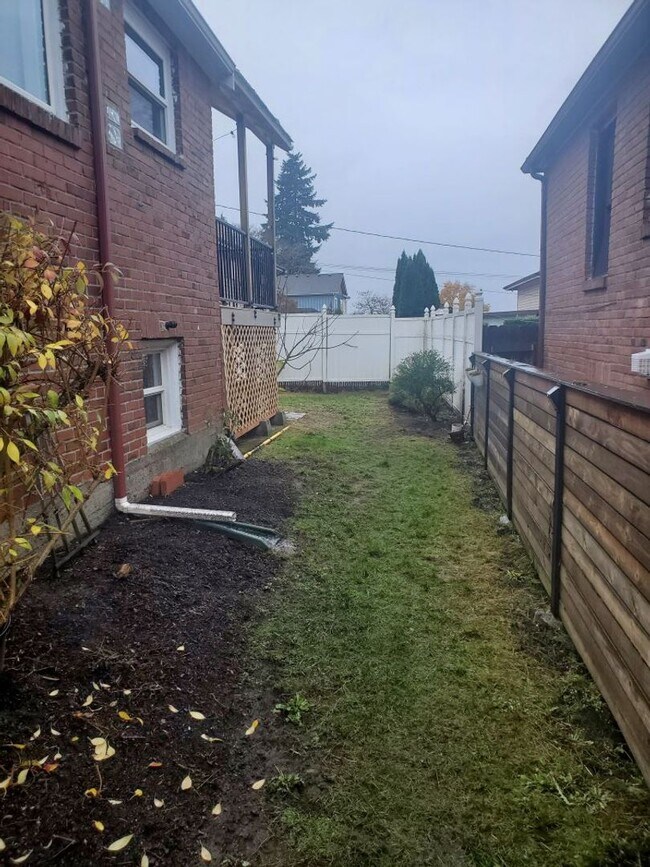 Building Photo - Charming 4 bed, 2 bath, fully fenced, covered deck in convenient location.