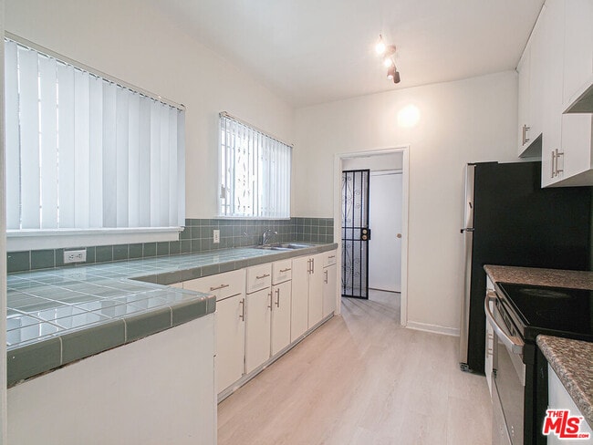 Building Photo - 336 S Wilton Pl