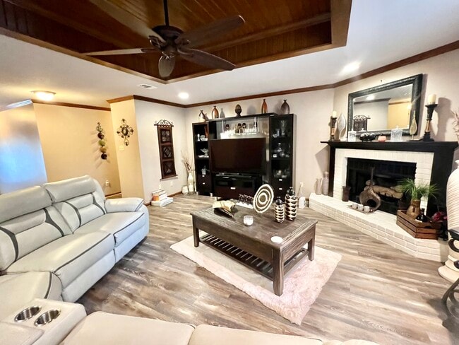 Building Photo - 6500 Lakewood Dr