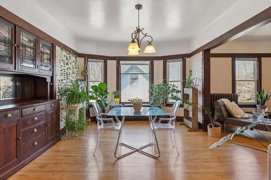 Dining - 1612 Van Buren Ave