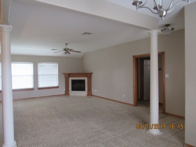 Building Photo - PET FRIENDLY WITH OWNER APPROVAL!!