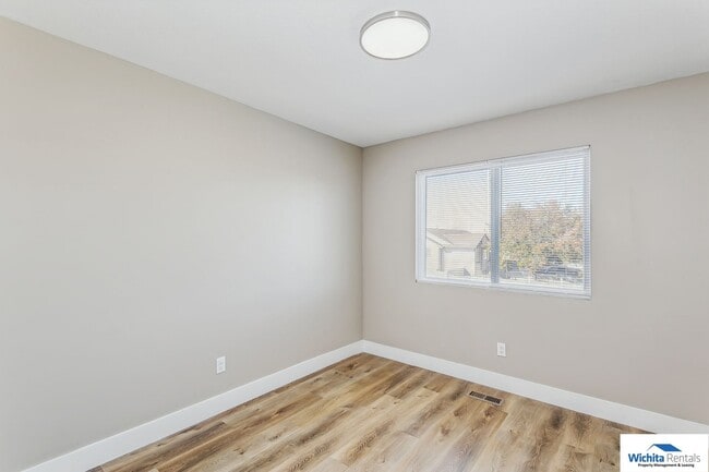 Building Photo - Newer 4 bedroom, 2.5 bath duplex NE Wichita