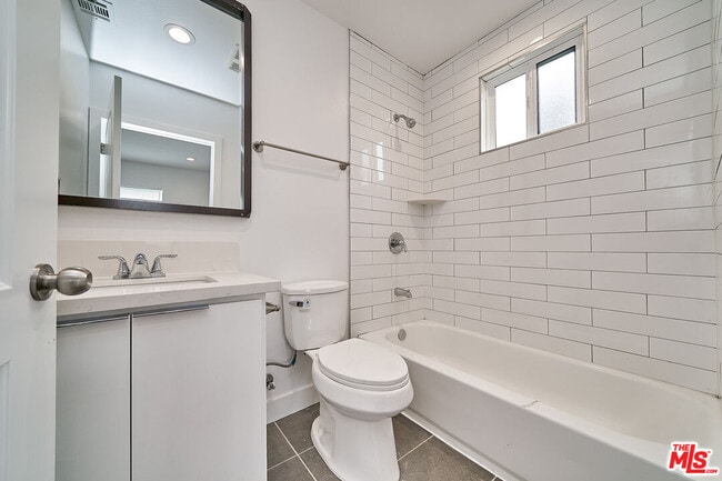 Building Photo - 603 W 41st Pl