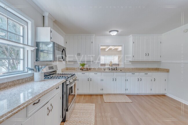 Building Photo - 3 Bed 2 Bath Gem in Midtown Mobile!!