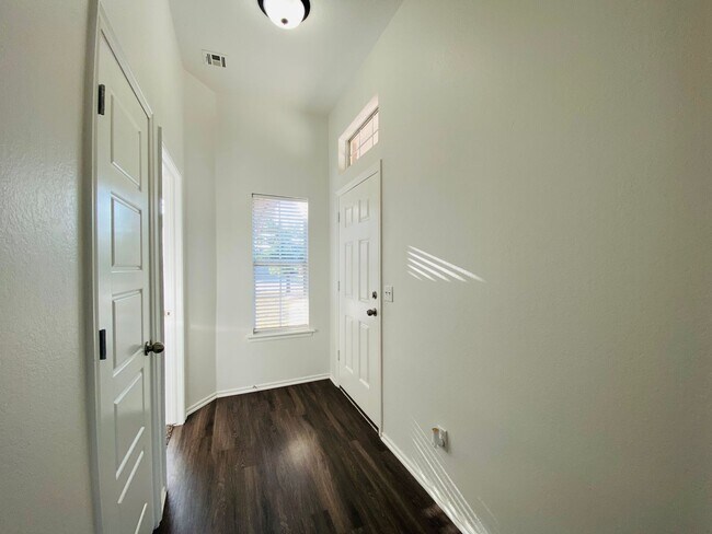 Building Photo - 407 S Pointe Ln