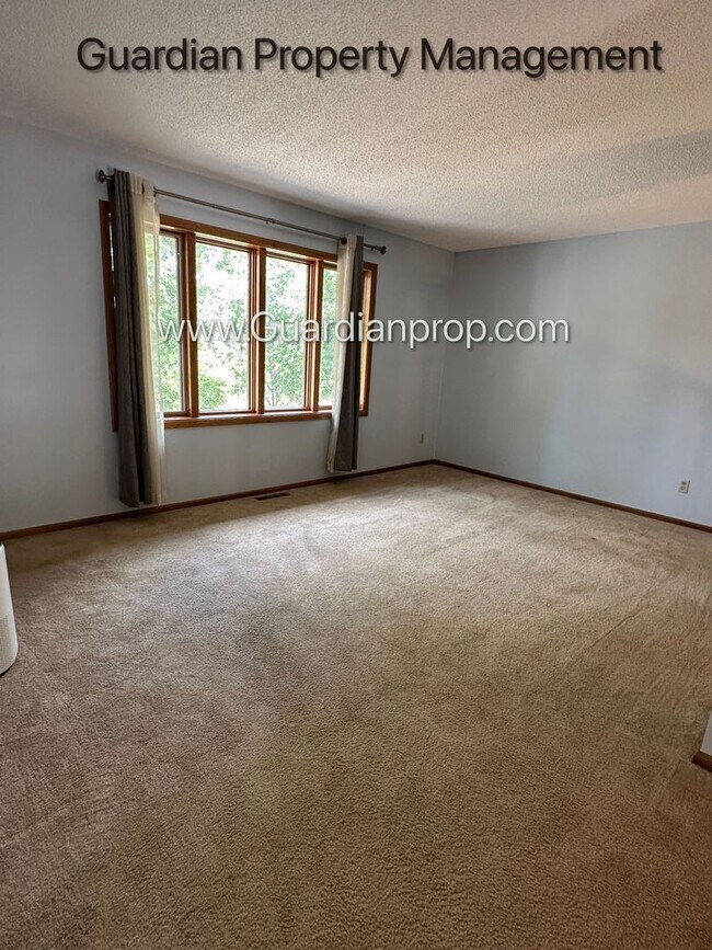 Building Photo - Eden Prairie Single Family Home, 2 Car Garage, Large Fenced Back Yard, September/October Move in