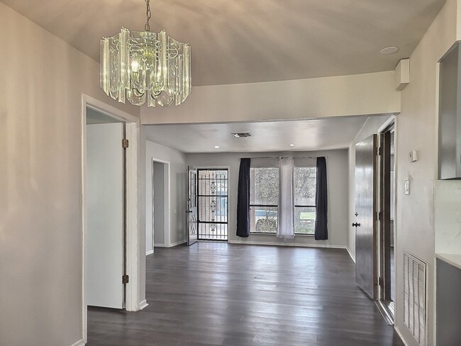 Building Photo - 108 Quail Valley Dr