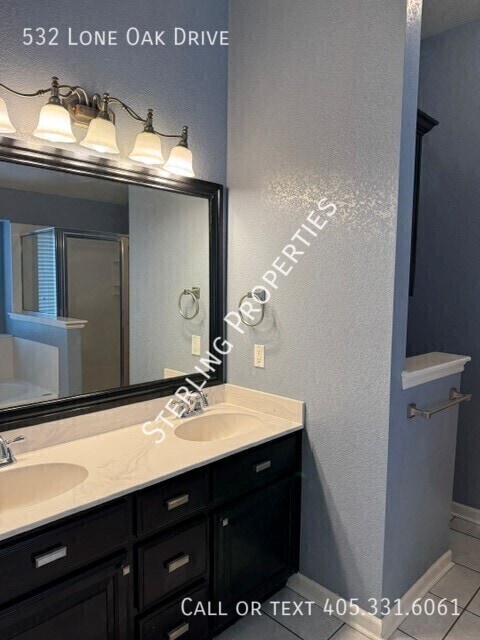 Building Photo - 532 Lone Oak Dr
