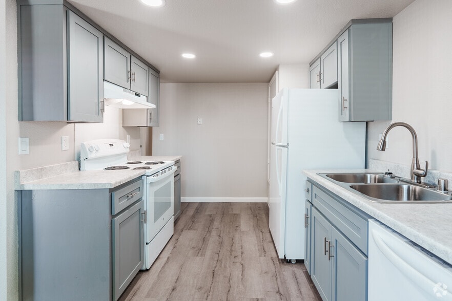 2BR, 1BA - 850SF - Kitchen - Dry Creek Apartments