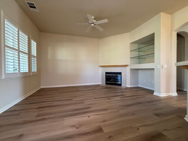 Building Photo - Gorgeous 3 Bed 2.5 Bath with SOLAR! 55+ Community