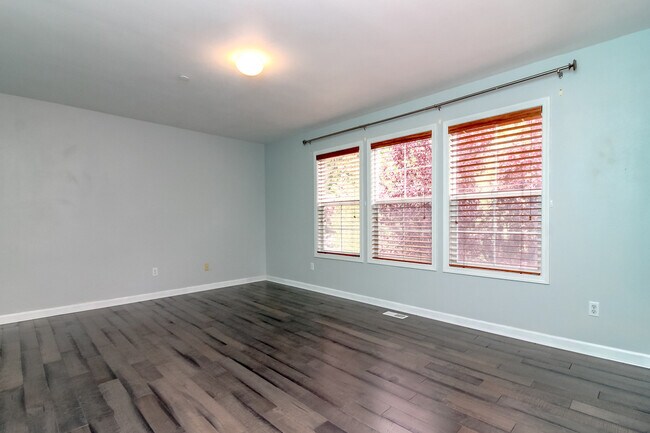 Building Photo - 1566 Jensen Ave