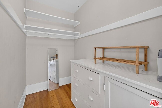 Building Photo - 2215 W 21st St